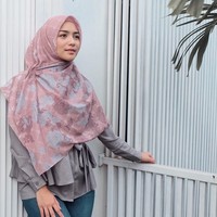 Dalam berbagai kesempatan, Citra Kirana juga memakai hijab segi empat voal bermotif yang membuat penampilannya semakin anggun.  Foto: Instagram