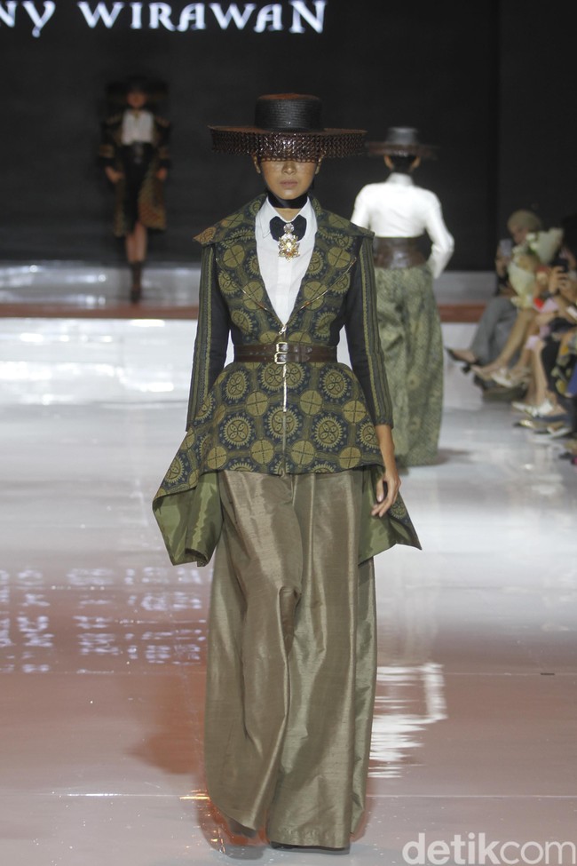 Denny Wirawan menampilkan batik gedog Tuban bergaya modern untuk koleksinya yang bertema Satriyan di Jakarta fashion & Food Festival (JFFF) 2019, Kelapa Gading, Jakarta Utara. Foto: Mohammad Abduh/Wolipop