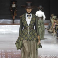 Denny Wirawan menampilkan batik gedog Tuban bergaya modern untuk koleksinya yang bertema Satriyan di Jakarta fashion & Food Festival (JFFF) 2019, Kelapa Gading, Jakarta Utara. Foto: Mohammad Abduh/Wolipop