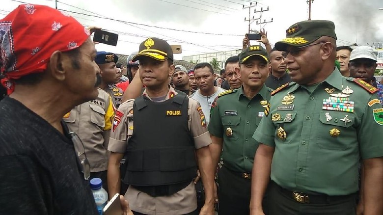 Manokwari Kondusif, Aparat Bersama Warga Bersihkan Sisa Kerusuhan