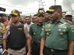 Manokwari Kondusif, Aparat Bersama Warga Bersihkan Sisa Kerusuhan