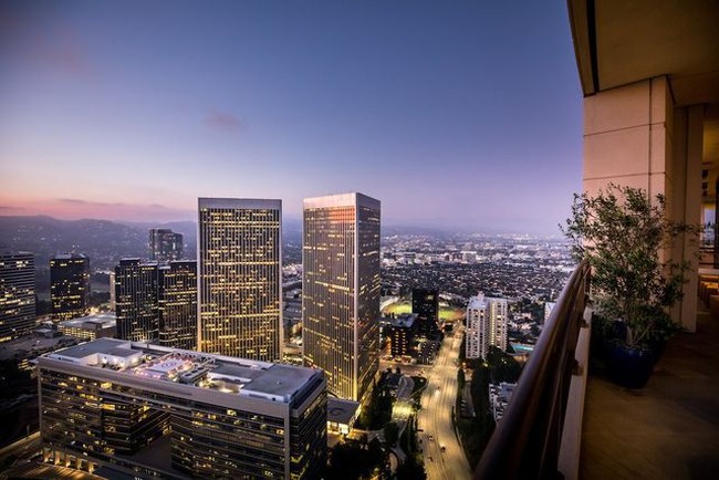 Penthouse Matthew Perry yang dijual berada di The Century, sebuah kondominium eksklusif yang berlokasi di Los Angeles, dekat dengan kawasan elite Beverly Hills. Berada di lantai 40, penthouse tersebut memiliki pemandangan kota LA yang menakjubkan. (Foto: Dok. Mansion Global)