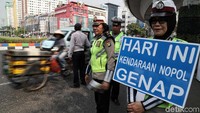 Sejumlah petugas Dinas Perhubungan dan Polantas tengah melakukan sosialisasi perluasan ganjil genap di kawasan simpang besar Matraman, Jakarta timur, Selasa (20/8/2019).