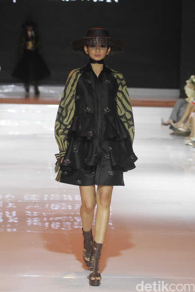 Denny Wirawan menampilkan batik gedog Tuban bergaya modern untuk koleksinya yang bertema Satriyan di Jakarta fashion & Food Festival (JFFF) 2019, Kelapa Gading, Jakarta Utara. Foto: Mohammad Abduh/Wolipop