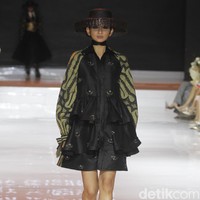 Denny Wirawan menampilkan batik gedog Tuban bergaya modern untuk koleksinya yang bertema Satriyan di Jakarta fashion & Food Festival (JFFF) 2019, Kelapa Gading, Jakarta Utara. Foto: Mohammad Abduh/Wolipop