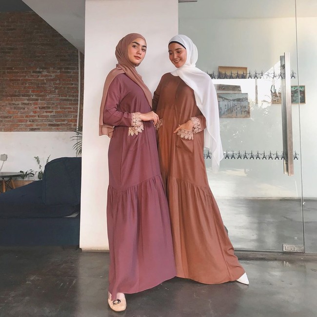 Citra kirana dan kakaknya Erica Putri kompak bergaya memakai gamis dan hijab pashmina yang dibiarkan menyampir ke samping. Erica sudah lebih dulu behijab dari Kirana.  Foto: Instagram