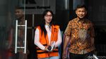 Bupati Nonaktif Talaud Umbar Senyum Usai Diperiksa KPK