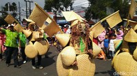 Sedangkan masing-masing desa dan kelurahan menampilkan produk unggulan dan hasil industri rumah tangga, pertanian dan peternakan seperti menghias kendaraan dengan bentuk ikan lele, ikan gurame, perahu, hingga berbentuk buah-buahan seperti pepaya dan lainnya.