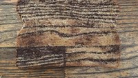 Duh, kalau tak teliti, bisa-bisa Anda menyamakan roti berpola ini dengan meja kayu yang jadi latarnya. Kok bisa mirip banget ya? Foto: Adam Hillman/Instagram witenry