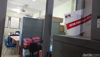 Pantauan detikcom, Selasa (20/8/2019) di ruang Bidang Air Das DPUPKP tampak ada salah satu pintu yang terkunci rapat. Ruang itu adalah ruang Bidang Sumber Daya Air (SDA) 1 yang berlokasi di lantai 3 Kantor DPUPKP Kota Yogyakarta.