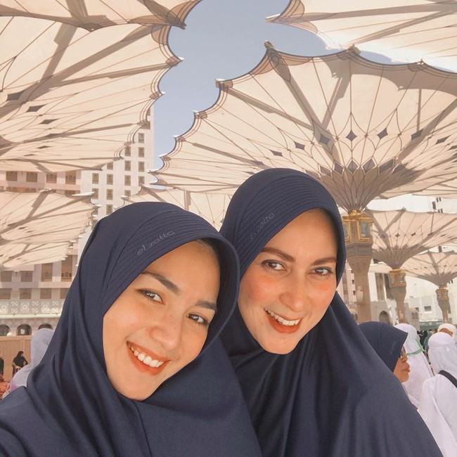 Wajahnya yang cantik, memakai hijab model apa saja terlihat cocok ya! Seperti saat Citra Kirana memakai bergo warna biru dongker dan selfie dengan kakaknya, Fitri Agustina, saat berada di Tanah Suci. Foto: Instagram