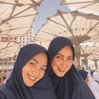 Wajahnya yang cantik, memakai hijab model apa saja terlihat cocok ya! Seperti saat Citra Kirana memakai bergo warna biru dongker dan selfie dengan kakaknya, Fitri Agustina, saat berada di Tanah Suci. Foto: Instagram