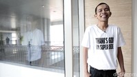 Banyak yang heran dan kagum melihat Dede tetap bisa melawak di tengah ujian yang dihadapinya itu.