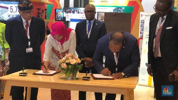 Penandatanganan kerja sama Lembaga Pembiayaan Ekspor Indonesia (LPEI/Indonesia Eximbank) dengan PT Dirgantara Indonesia untuk perluasan pasar ekspor perusahaan di wilayah Afrika (CNBC Indonesia/Chandra Gian Asmara)
