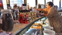 Buat kamu yang suka kopi, juga bisa membeli aneka produk biji kopi Nusantara. Malah ada dijual green bean buat yang mau coba roasting sendiri (Randy/detikcom)