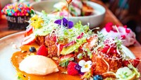 Salah satu menu andalannya ada conrflake yang disajikan dengan brioche, white chocolate confetti, vanilla custard, irisan buah, berries, hingga remahan pistachio. Foto: Instagram @speedoscafe/Istimewa