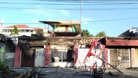 Aksi massa yang mulanya dilakukan sebagai bentuk protes atas peristiwa yang terjadi pada mahasiswa papua di Malang dan Surabaya, Jawa Timur, itu berujung rusuh dan merusak sejumlah bangunan di Manokwari, pada Senin (19/8/2019) lalu. Antara Foto/Tomi.