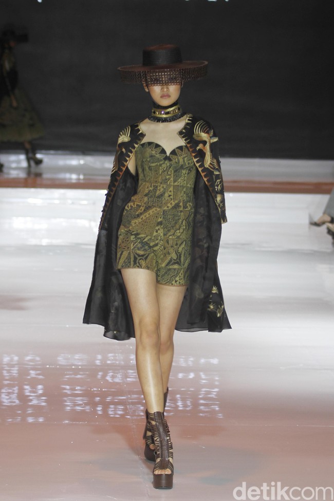 Denny Wirawan menampilkan batik gedog Tuban bergaya modern untuk koleksinya yang bertema Satriyan di Jakarta fashion & Food Festival (JFFF) 2019, Kelapa Gading, Jakarta Utara. Foto: Mohammad Abduh/Wolipop