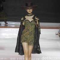 Denny Wirawan menampilkan batik gedog Tuban bergaya modern untuk koleksinya yang bertema Satriyan di Jakarta fashion & Food Festival (JFFF) 2019, Kelapa Gading, Jakarta Utara. Foto: Mohammad Abduh/Wolipop