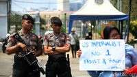 Polisi bersenjata siaga di lokasi demo.