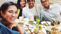 Bertemu dengan teman lama, Glenn langsung ajak temanya itu makan bareng. Bahkan ia mentraktir makanan itu semua. Foto: Instagram @glennfredly309