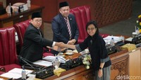 Menteri Keuangan Sri Mulyani Indrawati turut hadir di rapat paripurna tersebut.