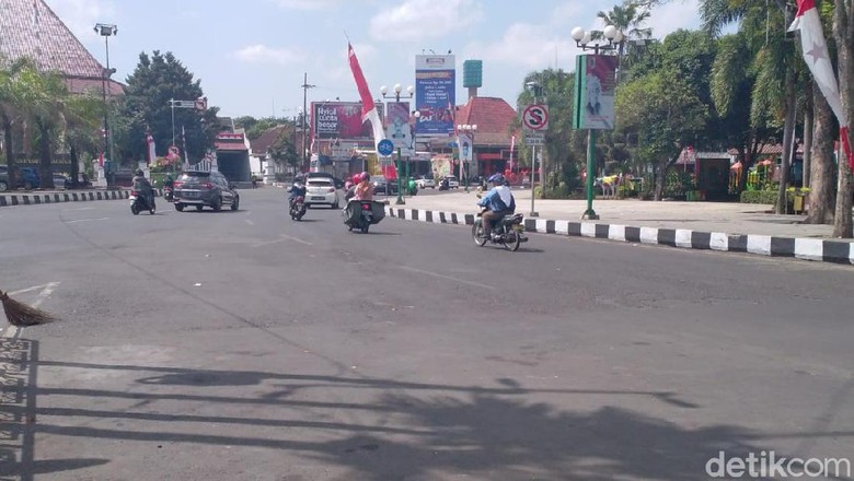 Jalur di Jember yang Dilewati Pebalap Tour dIndonesia Disterilkan dari PKL Jalur di Jember yang Dilewati Pebalap Tour dIndonesia Disterilkan dari PKL