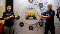 Chief Marketing Officer Adira Insurance Wayan Pariama (kanan) bersama Business Development Division Head Adira Insurance Tanny Megah Lestari (kiri) saat menunjukan kampanye #1JariBeres di Jakarta, Selasa (20/8). Foto: dok. Adira Insurance