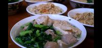 Mampir ke Bandung, Bule Amerika Ini Santap Yamien, Bakso hingga Ceker