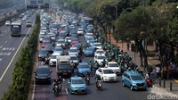 Akibatnya, sejumlah kendaraan lain menjadi tersendat karena sejumlah ruas jalan dipenuhi oleh para ojek online dan taksi.
