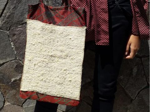 Mahasiswa Unpad Olah Limbah Sawit Jadi Kain Tenun