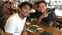 Pernikahannya berlangsung tertutup. Disamping itu, ternyata Glenn merupakan tipe orang yang suka nongkrong untuk makan bersama teman. Foto: Instagram @glennfredly309