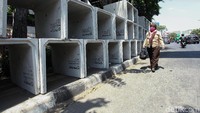 Akibat adanya beton tersebut warga harus melintas di badan jalan.