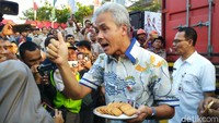 Ganjar Pranowo mengatakan Pemerintah Provinsi akan mendorong produk asal Jawa Tengah untuk diekspor. Salah satunya terkait fasilitas pelabuhan.