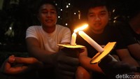 Warga menggelar aksi damai di apartemen Mediterania Kemayoran, Jakarta, Rabu (21/8/2019) malam.