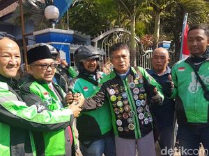 Anggota DPRD Jember Diarak Ojol ke Tempat Pelantikan