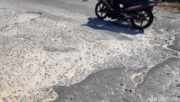 Pemkot Depok hanya melakukan tambal sulam ketika jalanan tersebut rusak.
