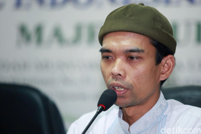Ustaz Abdul Somad Milad Ke 43 Dihadiahi Buku Dari Majelis Syuro Sahabat Uas