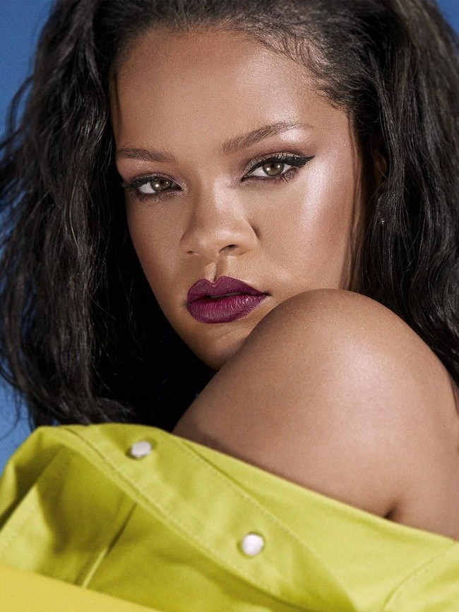 Saat diwawancarai oleh Cosmopolitan Amerika, penyanyi Rihanna mengungkapkan rahasianya untuk terbebas dari jerawat. Wanita pemilik merek produk kecantikan Fenty Beauty itu mengaku berhenti meminum alkohol dan lebih banyak meminum air putih untuk mengatasi jerawat. Berdasarkan penelitian, mengonsumsi alkohol dapat membuat kondisi jerawat semakin parah, bakteri semakin berkembang, mempengaruhi hormon, dan dapat meningkatkan peradangan. Foto: Istimewa