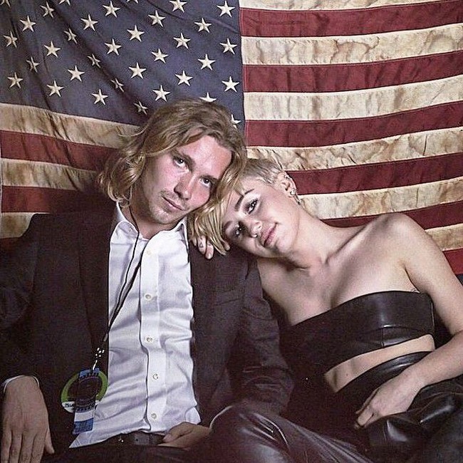 Pada acara MTV Award 2014, nama Jesse Helt mencuri perhatian karena hadir bersama Miley Cyrus. Alih-alih membawa seorang teman terkenal ke acara penghargaan, Miley membawa Jesse Helt sebagai teman kencannya, seorang pria muda yang sebelumnya tunawisma. Foto: Instagram