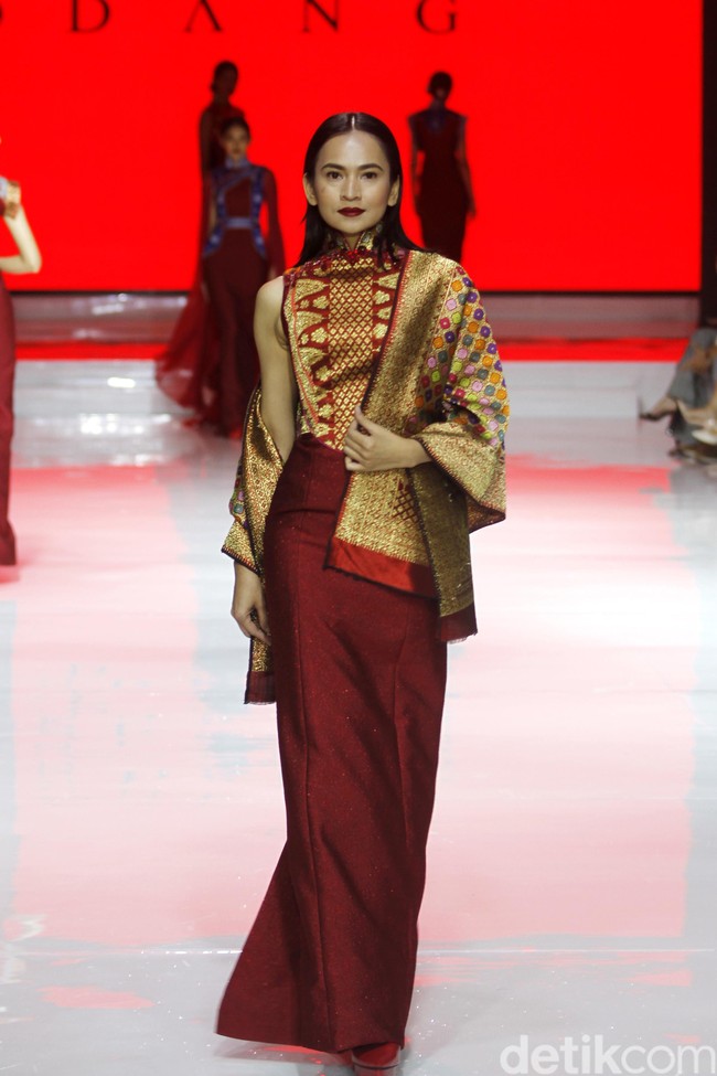 Desainer Andreas Odang mengangkat kain tenun menjadi cheongsam melalui koleksi terbarunya di Jakarta Fashion & Food Festival 2019.Kelapa Gading. Jakarta. [Senin, 19/08/2019]. Foto: Mohammad Abduh/Wolipop