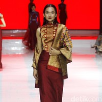 Desainer Andreas Odang mengangkat kain tenun menjadi cheongsam melalui koleksi terbarunya di Jakarta Fashion & Food Festival 2019.Kelapa Gading. Jakarta. [Senin, 19/08/2019]. Foto: Mohammad Abduh/Wolipop