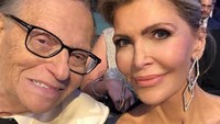 Penyiar Larry King disebut menceraikan istri ketujuhnya yakni, Shawn King. Padahal mereka sudah bersama selama 22 tahun, ada apa ya? Foto: Dok. Instagram/shawnieora