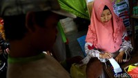 Ada apa aja sih di PLBN Skouw? Kita bisa melihat pariwisata, pusat kegiatan ekonomi antar dua negara. Transaksi jual-beli barang banyak terjadi di sana. Skouw memiliki pasar yang sangat besar yang berperan sebagai pemasukan ekonomi di perbatasan Indonesia-PNG. Transaksi disana bisa mencapai Rp 1 miliar per bulan.