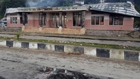 Selain Pasar Thumburuni, massa juga membakar kantor Dewan Adat di Fakfak. Kantor itu dibakar massa setelah bendera Bintang Kejora sempat berkibar. Saat ini situasi di Papua Barat sudah terkendali.