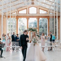 Kontras dengan pengantin wanita, PewDiePie memiluh setelan serba hitam mulai dari jas, celana dan kemeja. Foto: Instagram/@itsmarziapie, @pewdiepie