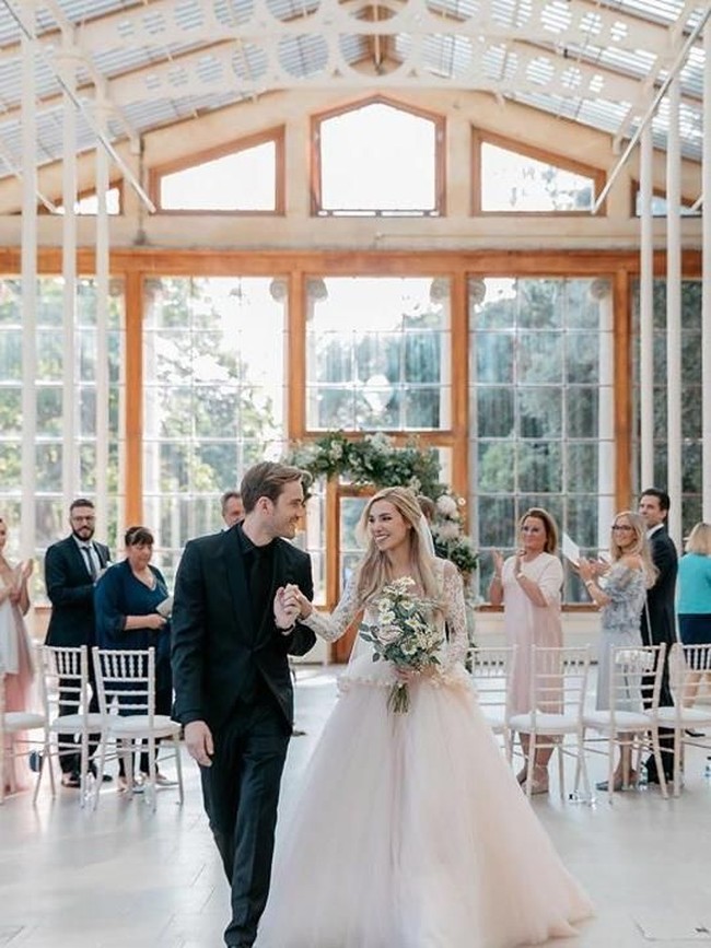 Kontras dengan pengantin wanita, PewDiePie memiluh setelan serba hitam mulai dari jas, celana dan kemeja. Foto: Instagram/@itsmarziapie, @pewdiepie