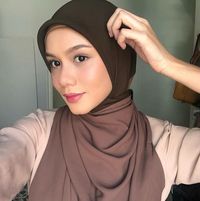 Artis Malaysia Ini Diprotes Netizen Karena Terlalu Seksi