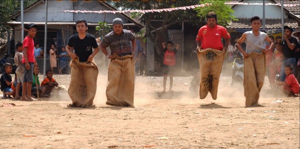Balap karung sudah dilombakan sejak zaman penjajahan dan dikenalkan oleh Belanda. Permainan ini awalnya dihelat di sekolah-sekolah saja. (Foto: detik) Balap karung sudah dilombakan sejak zaman penjajahan dan dikenalkan oleh Belanda. Permainan ini awalnya dihelat di sekolah-sekolah saja. (Foto: detik)