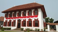 Dari jarak dekat, gedung ini terlihat khas peninggalan Belanda. Catnya putih dihiasi dengan jendela-jendela berjumlah banyak berwarna merah (Tasya/detikcom)  